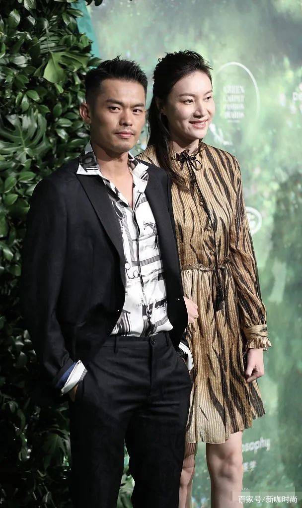 大气|林丹老婆的高级感真绝，穿“豹纹裙”优雅又有范，被这美腿惊艳了