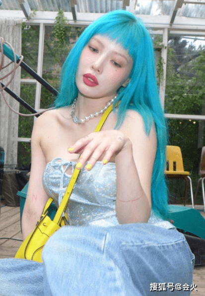 特色|泫雅晒个人照，银色抹胸性感妩媚，染海蓝色头发皮肤白到发光