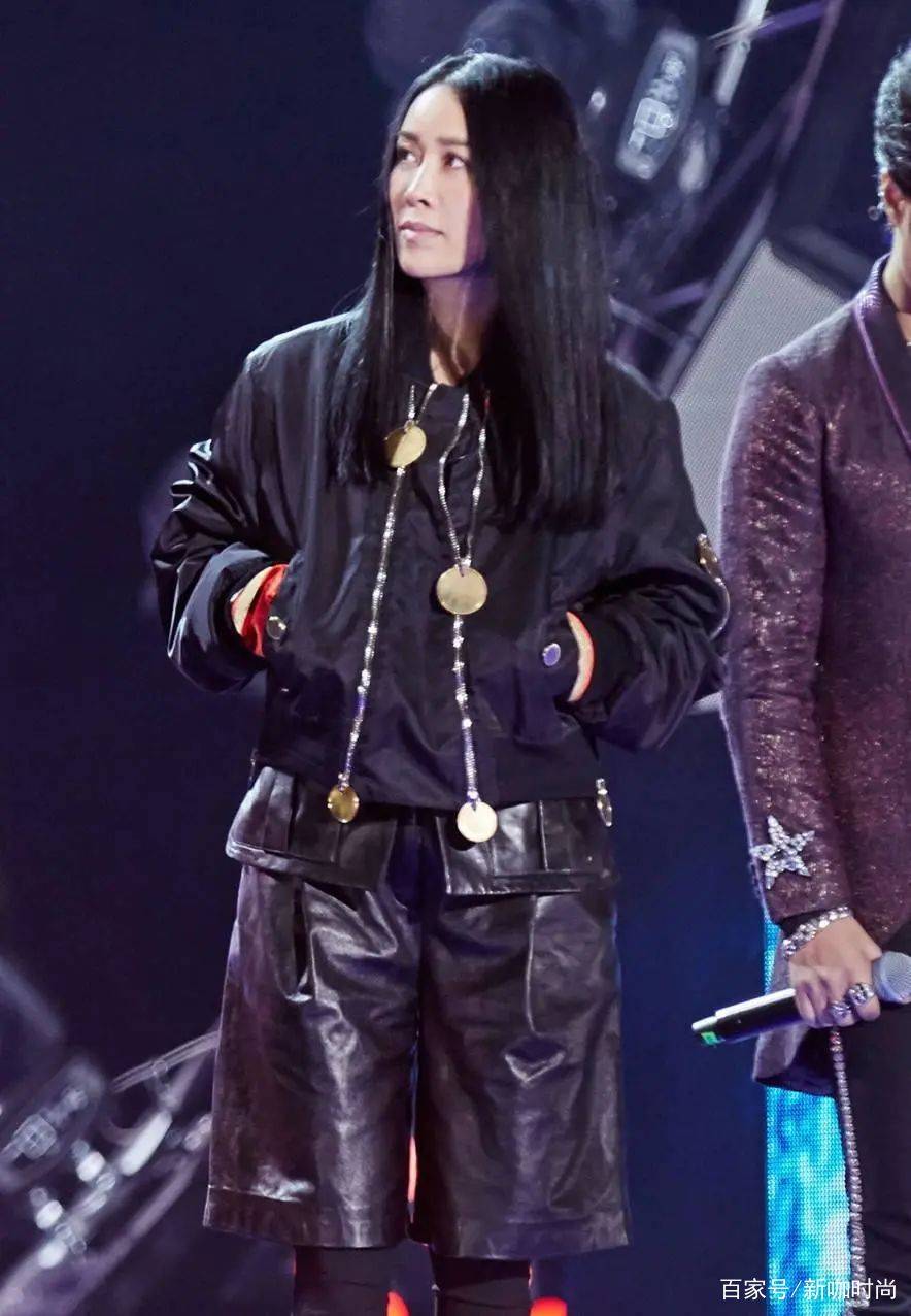后背|那英越老越前卫，另类西服叠穿后背还“剪洞”，让人直呼看不懂