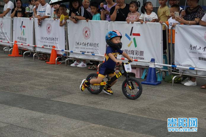 联赛|2021第五届“多彩贵州”自行车联赛（福泉站）公路赛开赛