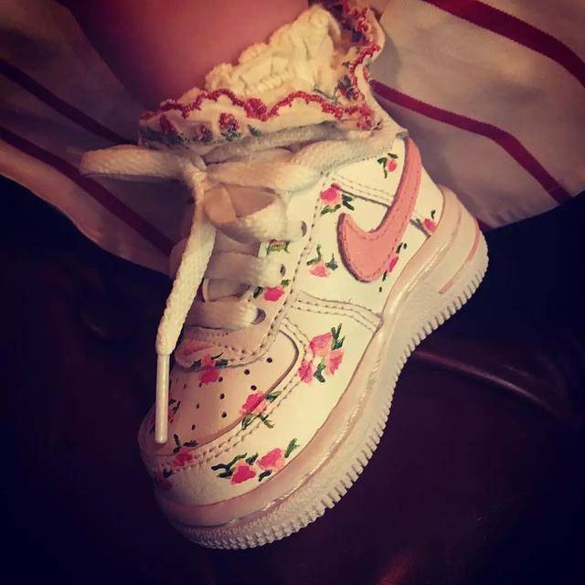 女儿|陈冠希晒女儿萌照，Alaia笑眼弯弯，身背香奈儿包包从小被富养