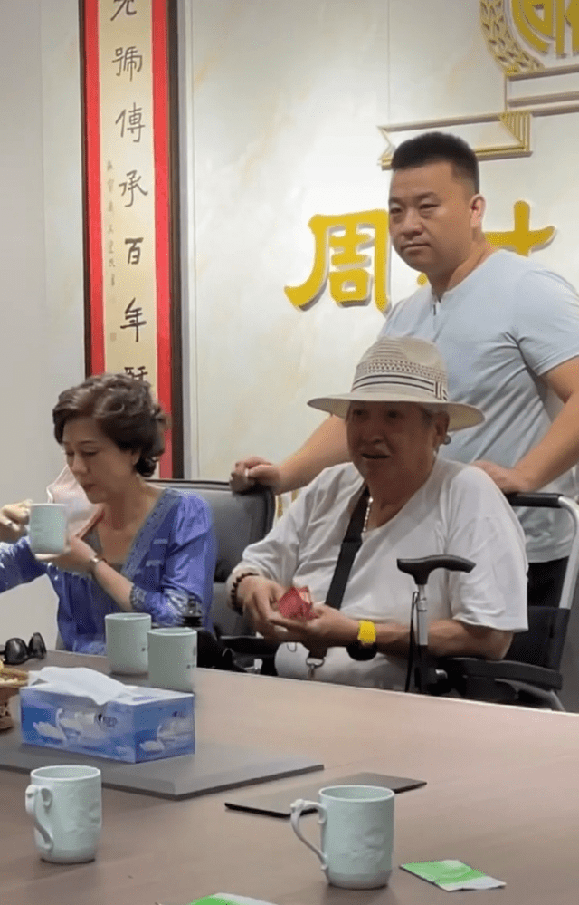 内地|洪金宝罕携妻内地度假，身形暴瘦俩人搀扶走不动，妻子拿手机拍不停