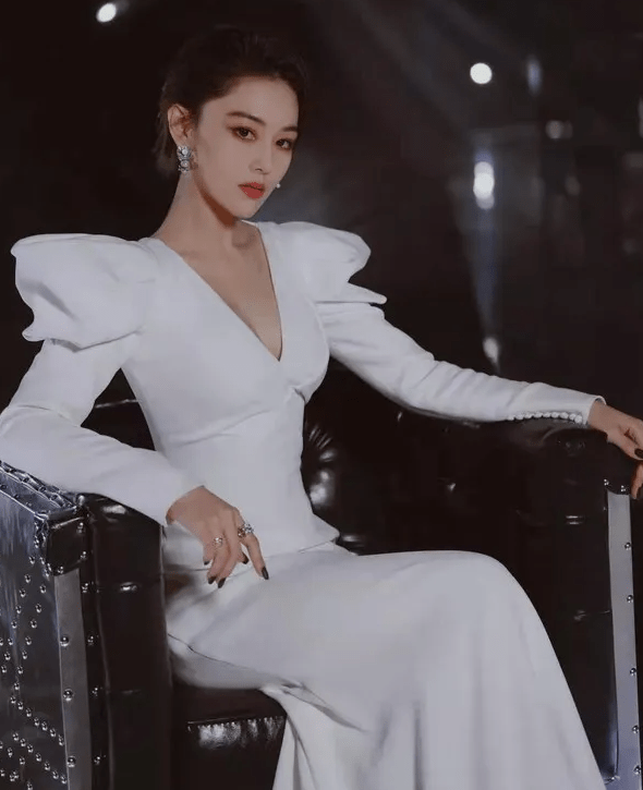 黑色|张馨予身材一绝，短发帅气，长发优雅