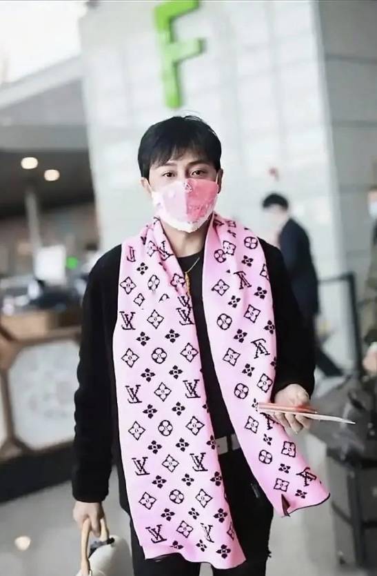 一身|陈志朋的时尚真难理解，一身黑搭“芭比粉”围巾，铆钉鞋也挺吓人