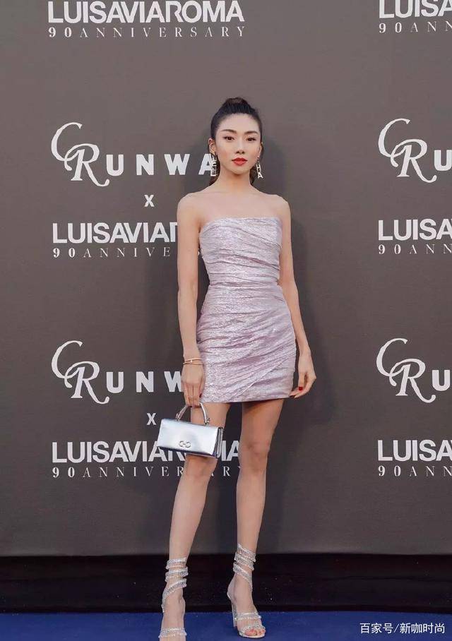 样式|郑恺前女友程晓玥晒美照，穿休闲上衣露半边香肩，时尚又高级