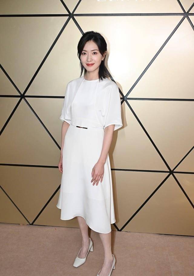 人气|“超高女生人气”的万茜，穿小白裙演绎“少女情”，好养眼