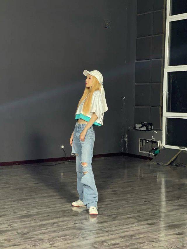 设计|“小彩虹”又出穿搭教程看起来就是帅气撩人