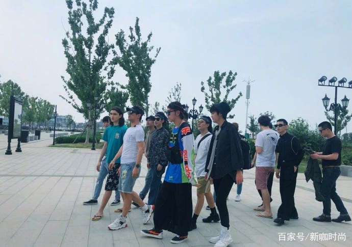 老父亲|48岁汪峰越活越年轻,紧身白T配牛仔短裤,凸显健硕好身材