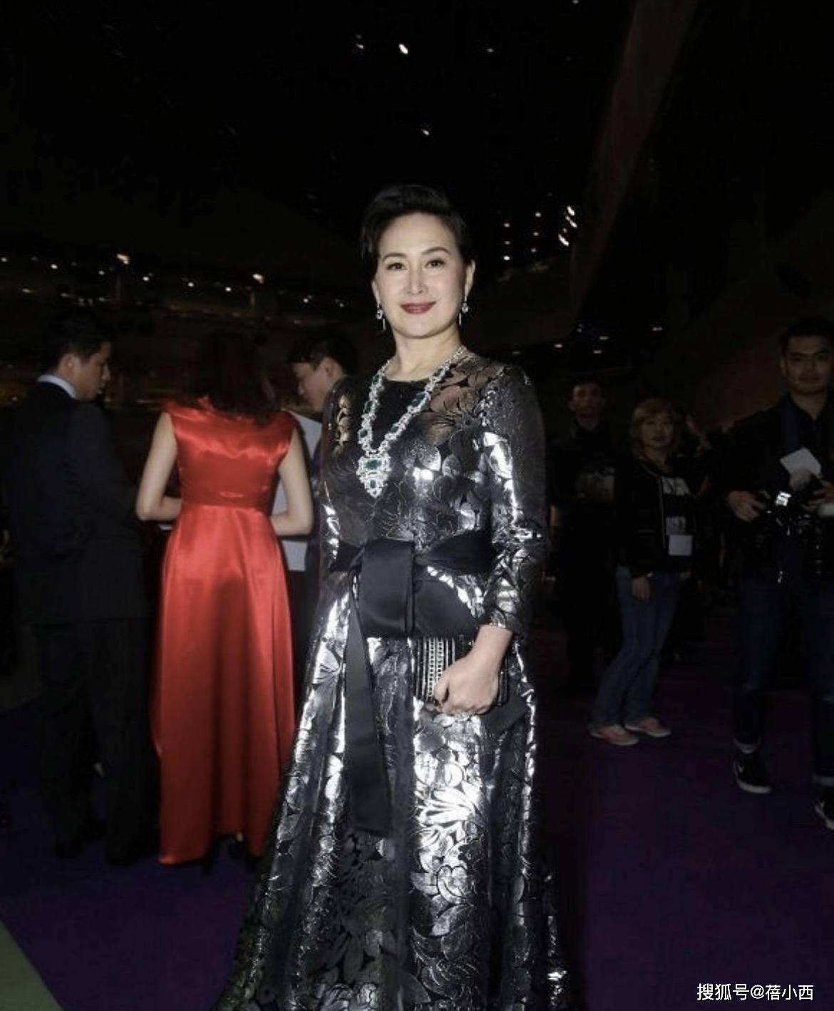 一手|何超琼不愧是赌王一手带大的女儿，穿亮片裙戴皇冠，像个大公主