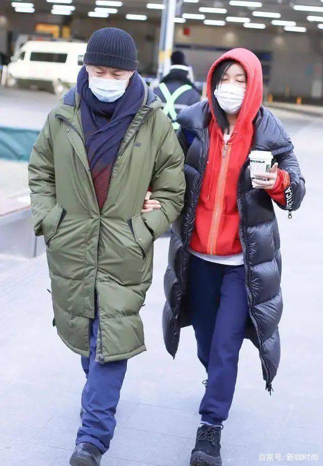 颈部|那英也有懈怠的时候，朴素羽绒服搭开衫，与老公“红配绿”更显土