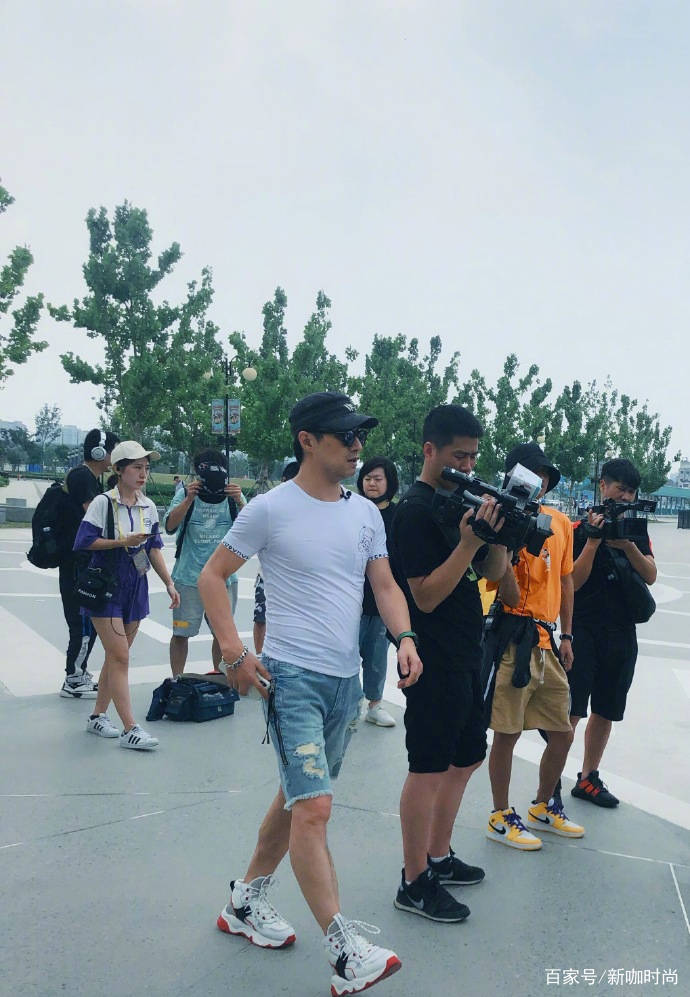 老父亲|48岁汪峰越活越年轻,紧身白T配牛仔短裤,凸显健硕好身材