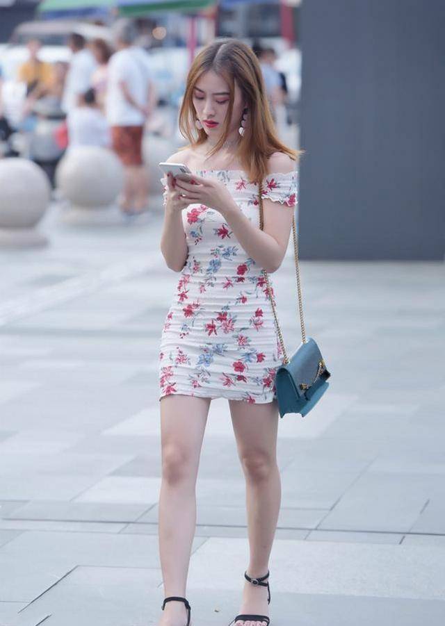 美人|粉嫩紧身T恤衫搭配高腰牛仔裤,白皙可人,摇曳生姿