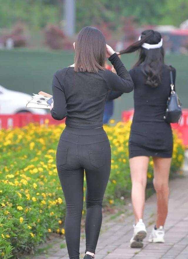 大腿|黑色紧身短袖搭配运动打底裤，类型来决定，更显修长感