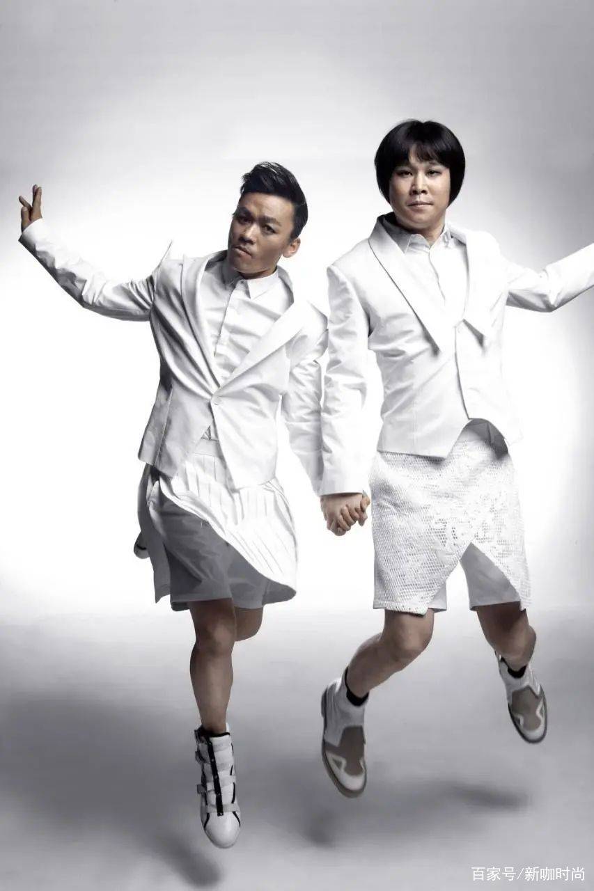 王宝强|王宝强小沈阳另类时尚:西服搭裙子,浓妆像黑眼圈,网友:跑偏了