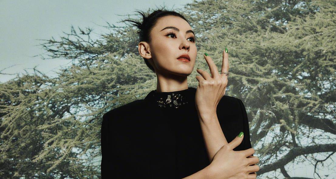 真挺|张柏芝最新时尚大片曝光，露着额头显五官更立体，感觉真挺自律的