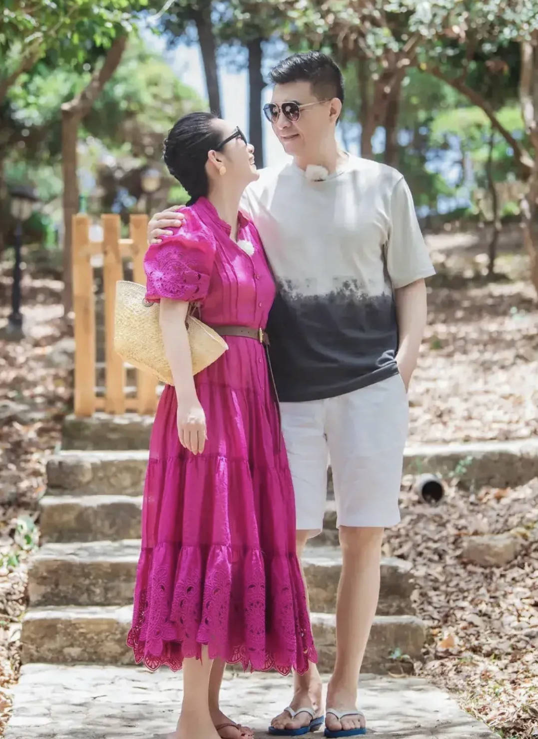 秦海璐|秦海璐真是越老越有气质，夏日穿搭时髦又高级，值得中年女人借鉴