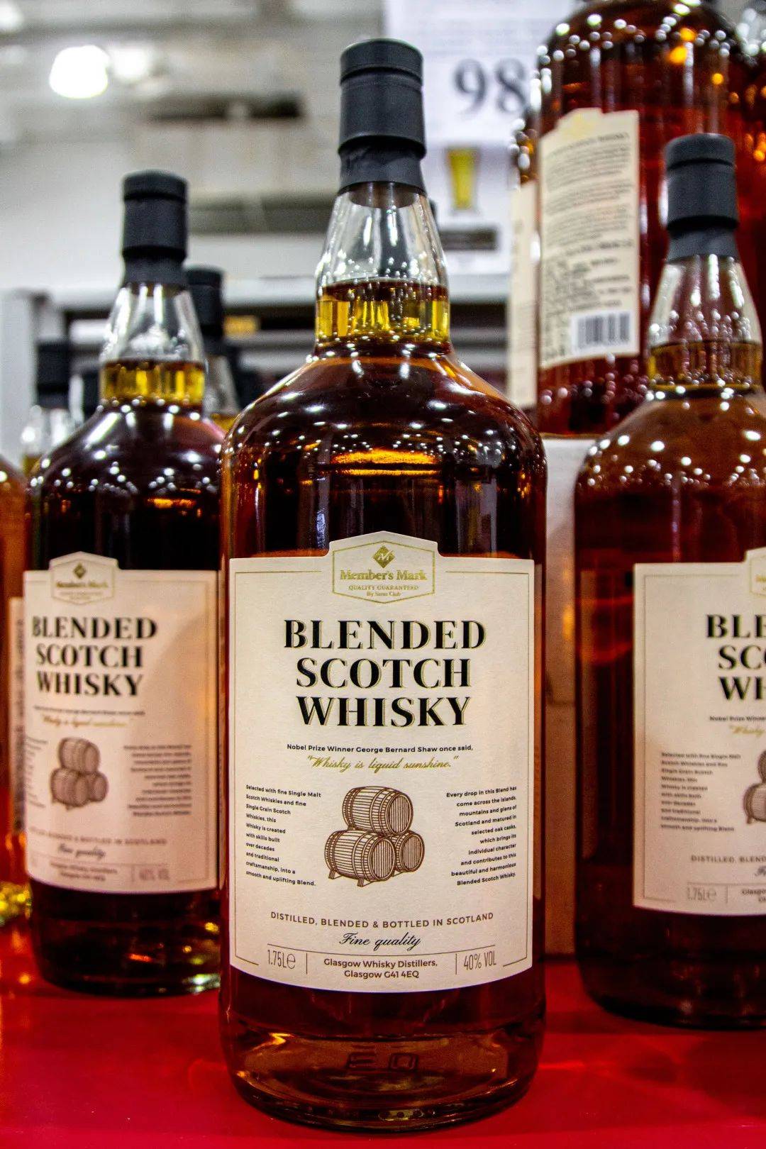 精选苏格兰单一麦芽和谷物威士忌遵循传统酿造工艺在苏格兰熟成醇化后