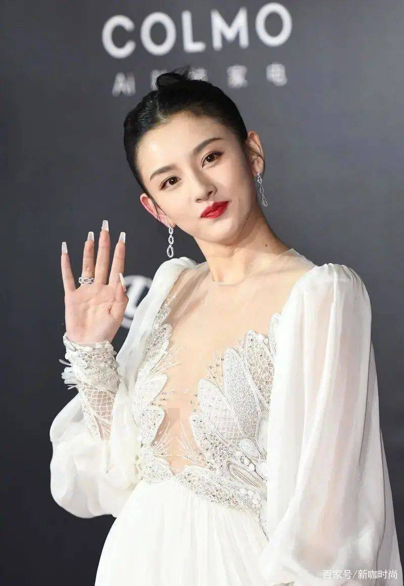 样式|知性起来的宋祖儿，一袭深V白纱裙又纯又欲，美成“天鹅公主”