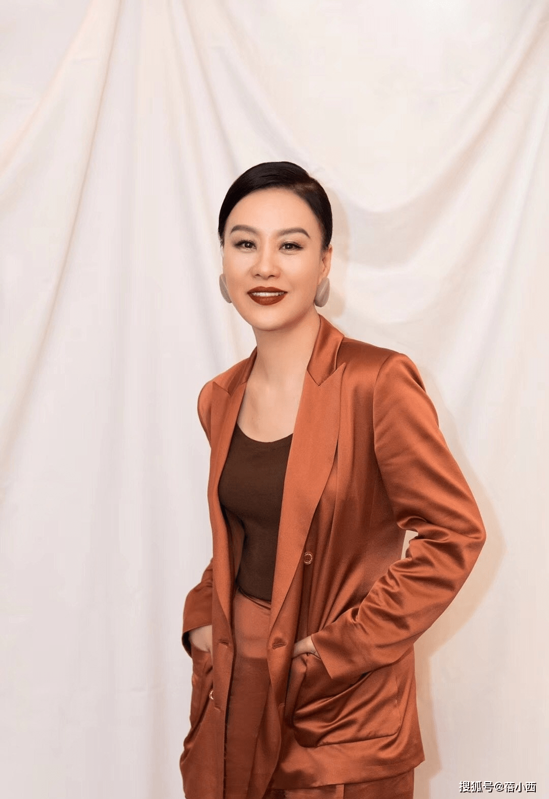 身材|邬君梅年过半百气质更惊艳，穿玫红色连衣裙也不俗气，自带高级感