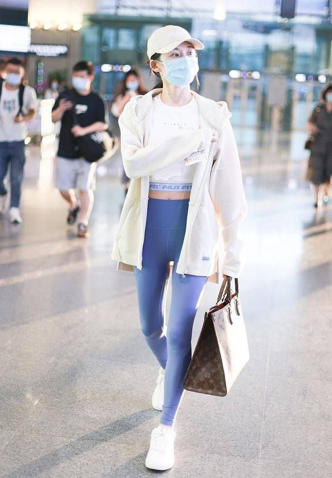 好身材|郑恺老婆产后恢复迅速,穿紧身套装走机场,显得更有女人味了!