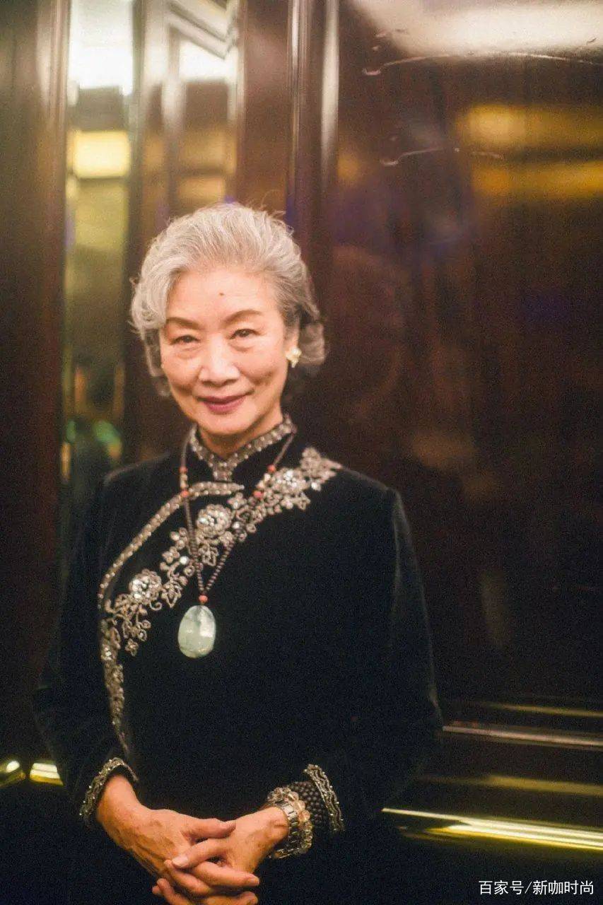 女士|79岁老戏骨吕中时尚优雅一把抓，银发配旗袍，高级感满满