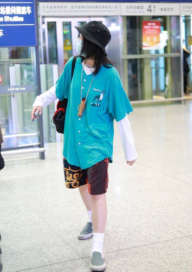 长发|窦靖童的时尚和王菲差得有点多,虽然留了女人的长发,却少了韵味