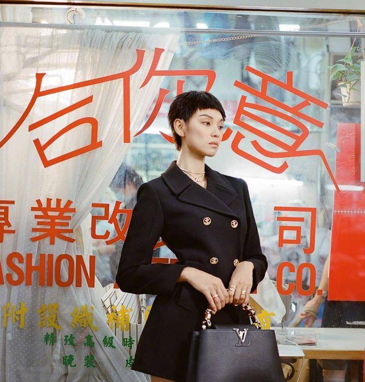 服装|“梅艳芳”扮演者最新港风大片来袭,厚嘴唇的状态,真挺有韵味的