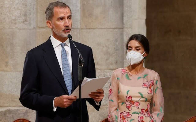 公主|西班牙国王四口齐聚！48岁莱后裹牡丹裙嫩出水，高颜值姐妹花养眼