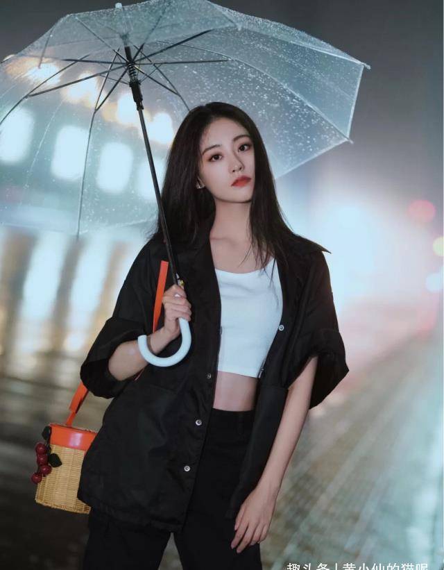 发型|祝绪丹被发型“坑”了，厚刘海配上紧身牛仔衣，气质全无还有点土