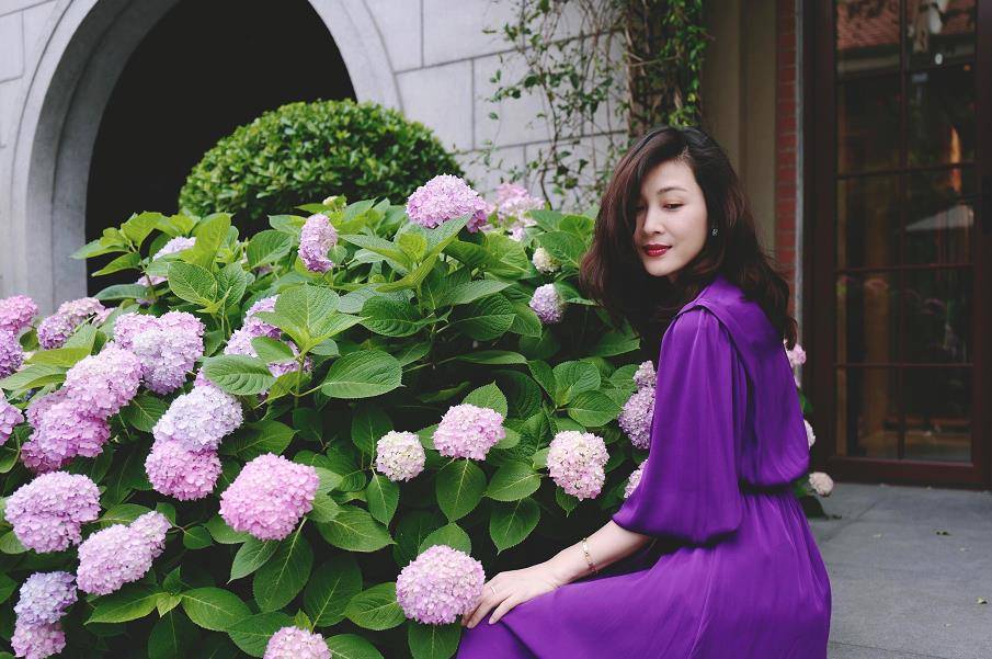 饰品|童蕾美了半辈子，就算是人到中年，也依旧很有气质，脸蛋也不显老