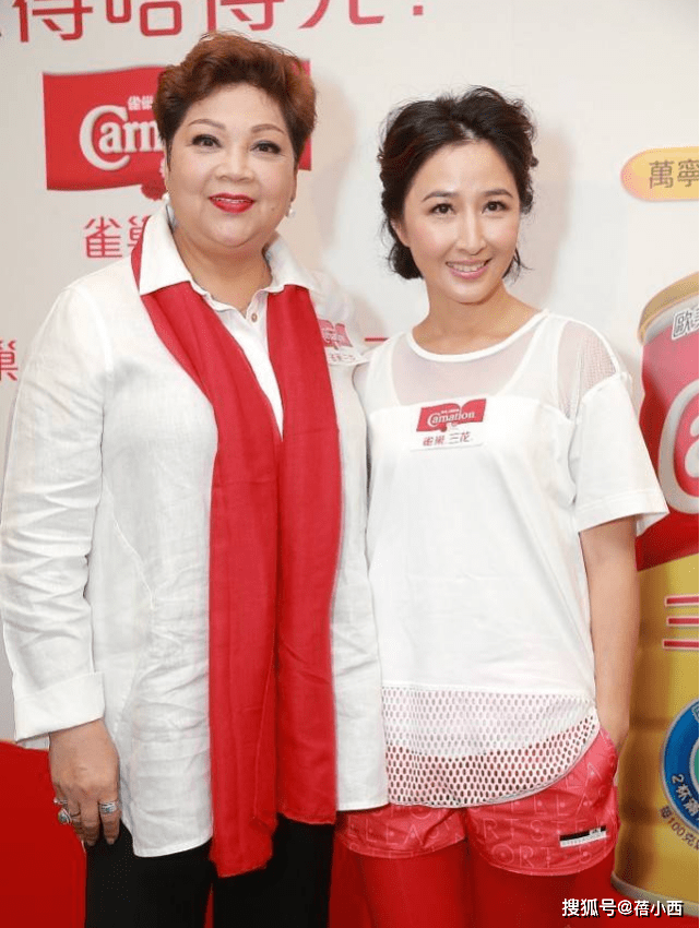 设计|关咏荷不愧是张家辉的老婆，一身白+红搭配超减龄，看不出57岁了