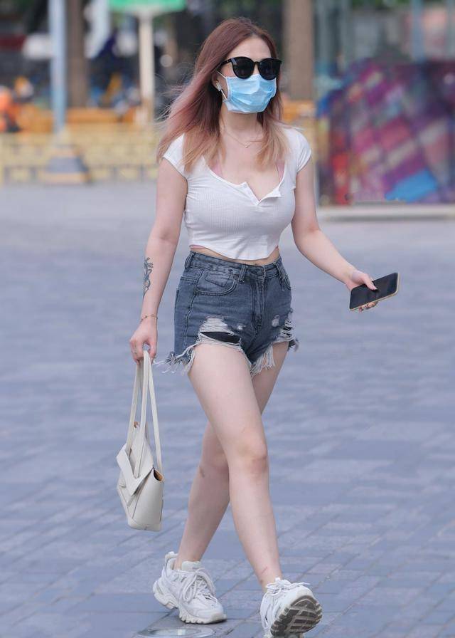 美人|粉嫩紧身T恤衫搭配高腰牛仔裤,白皙可人,摇曳生姿