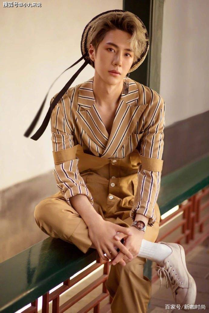 韩庚|王一博14岁跑龙套照,“黄毛”搭白T恤,清瘦白净难掩少年稚气