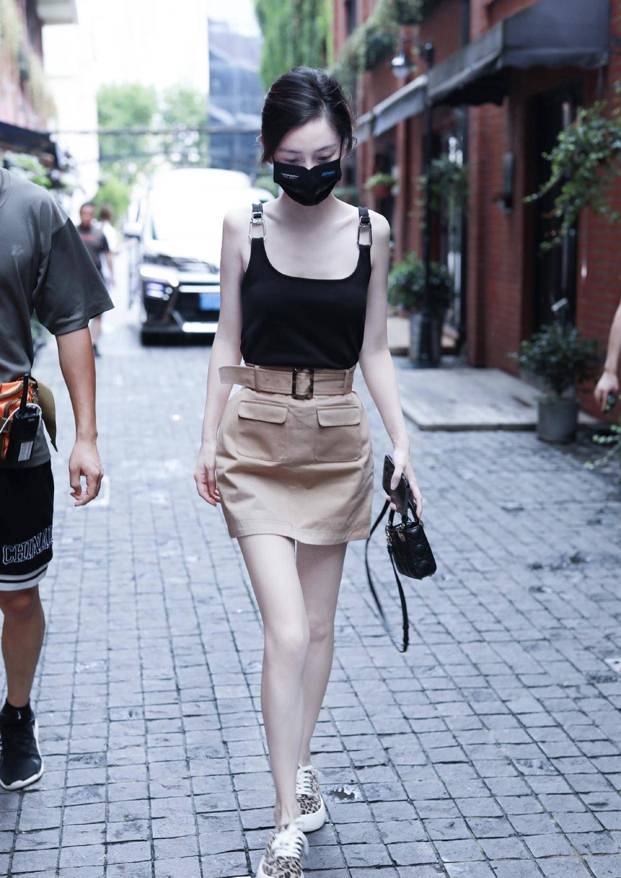 设计|Angelababy又美到我了，背心配半身裙随性低调，当妈了身材仍纤细