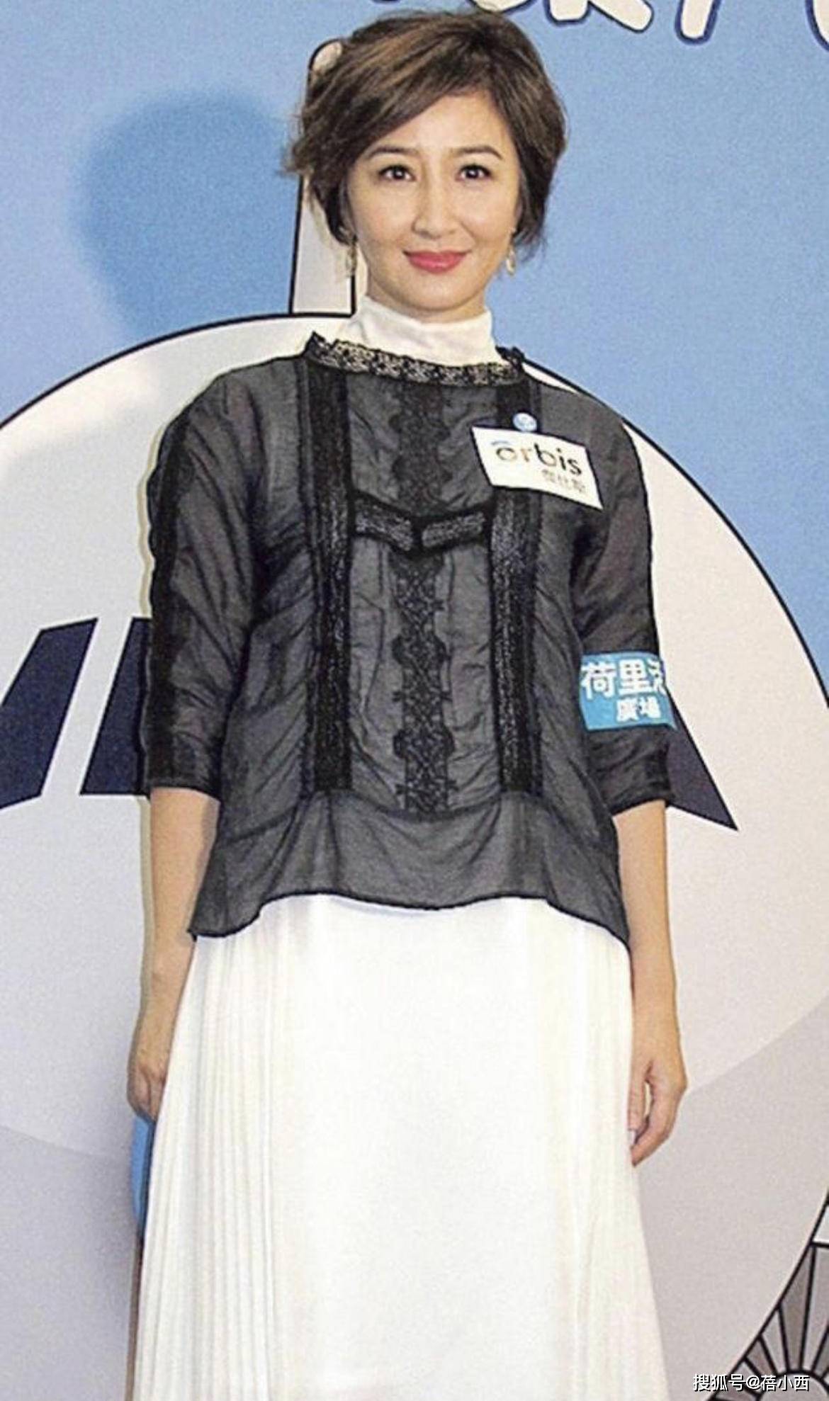 设计|关咏荷不愧是张家辉的老婆，一身白+红搭配超减龄，看不出57岁了