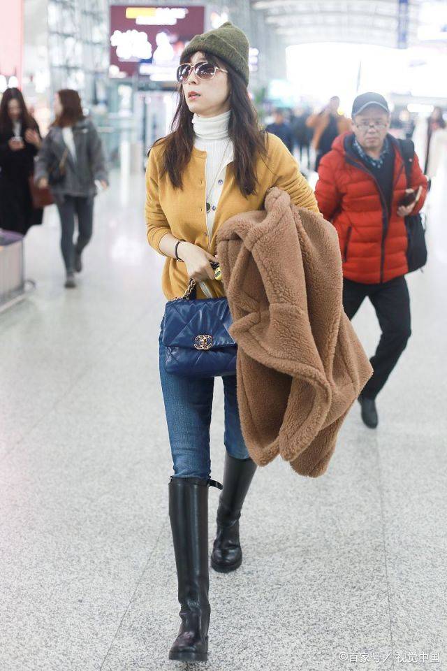 样式|张静初不时尚但敢穿？一袭海蓝色长裙，高贵典雅又风情万种