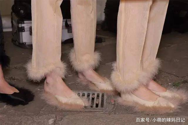 高跟鞋|高跟鞋失宠了，今年流行“毛毛鞋”，搭牛仔裤，简直是天生一对