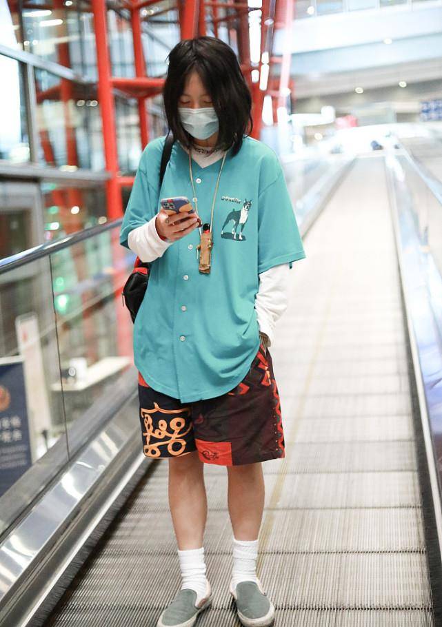 长发|窦靖童的时尚和王菲差得有点多,虽然留了女人的长发,却少了韵味