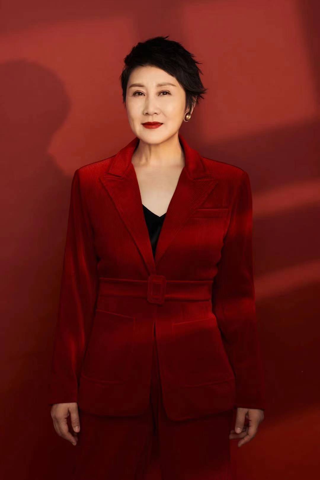 整体|张凯丽走机场像大妈遛弯,大裤衩配拖鞋,2万家居服穿出睡衣味道