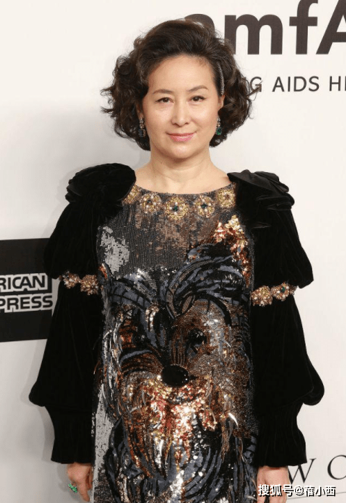 一手|何超琼不愧是赌王一手带大的女儿，穿亮片裙戴皇冠，像个大公主