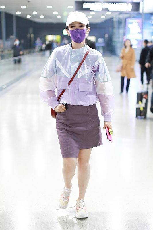 原创黄奕穿搭太随性拖鞋配白袜真挺勇敢真是靠颜值硬撑