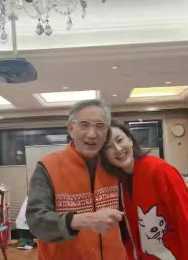 脸部|牛莉素颜落落大方，皱纹丛生但看着真实舒服，快50还有马甲线!