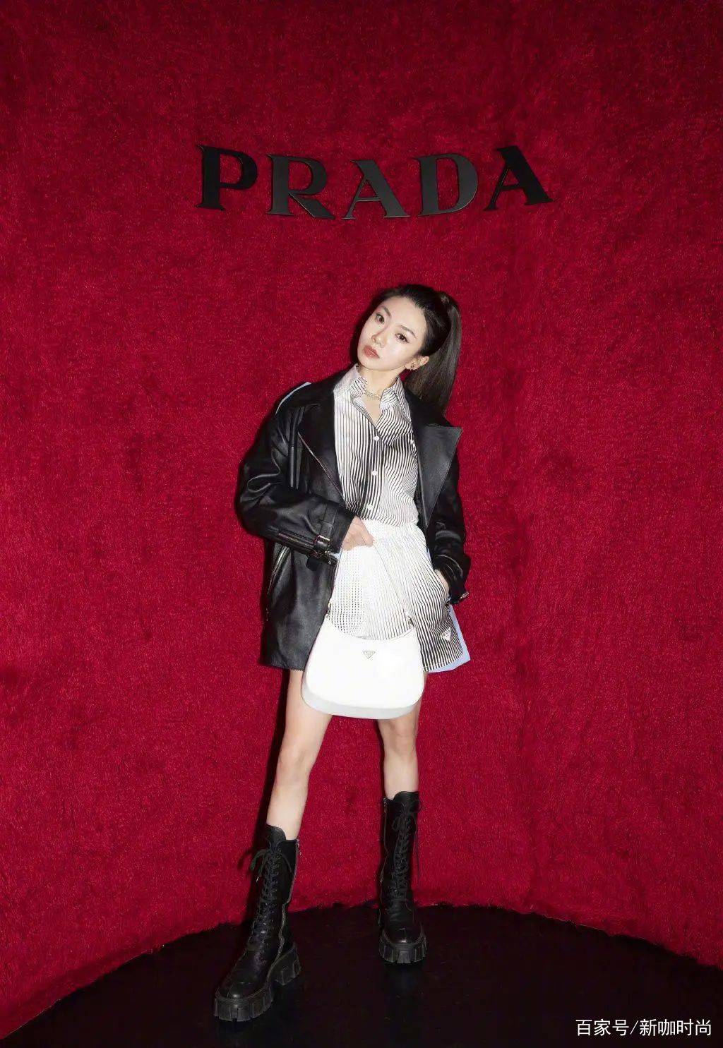 因为|郑恺前女友衣品越来越好，渐变色套装搭马丁靴，Prada包包亮了