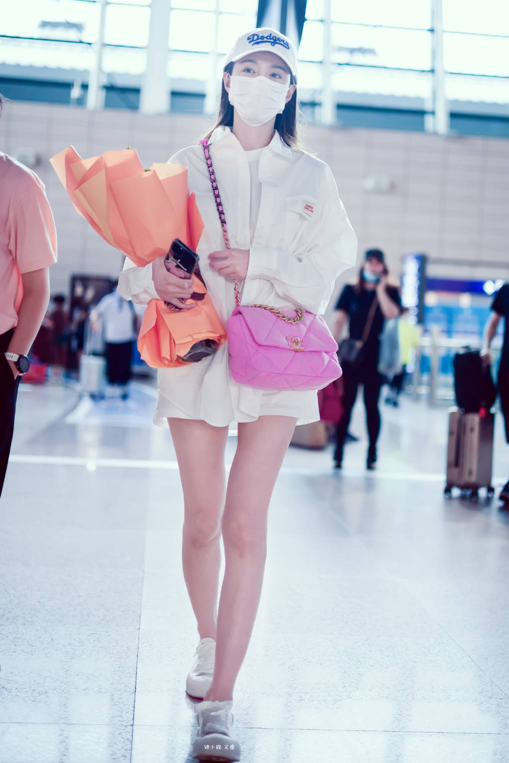 原创沈梦辰衣品真不错泡泡袖衬衫配牛仔裤又甜又酷很有型