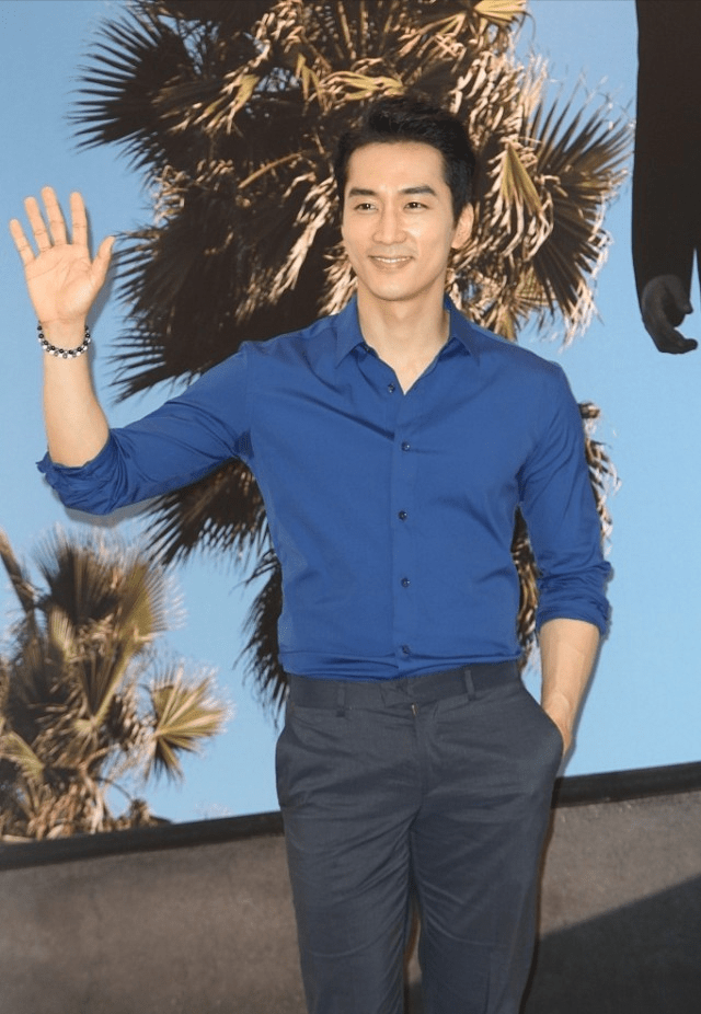 原创刘亦菲前男友身材真不错,穿紧身t恤也看不出肚腩,没有大叔感