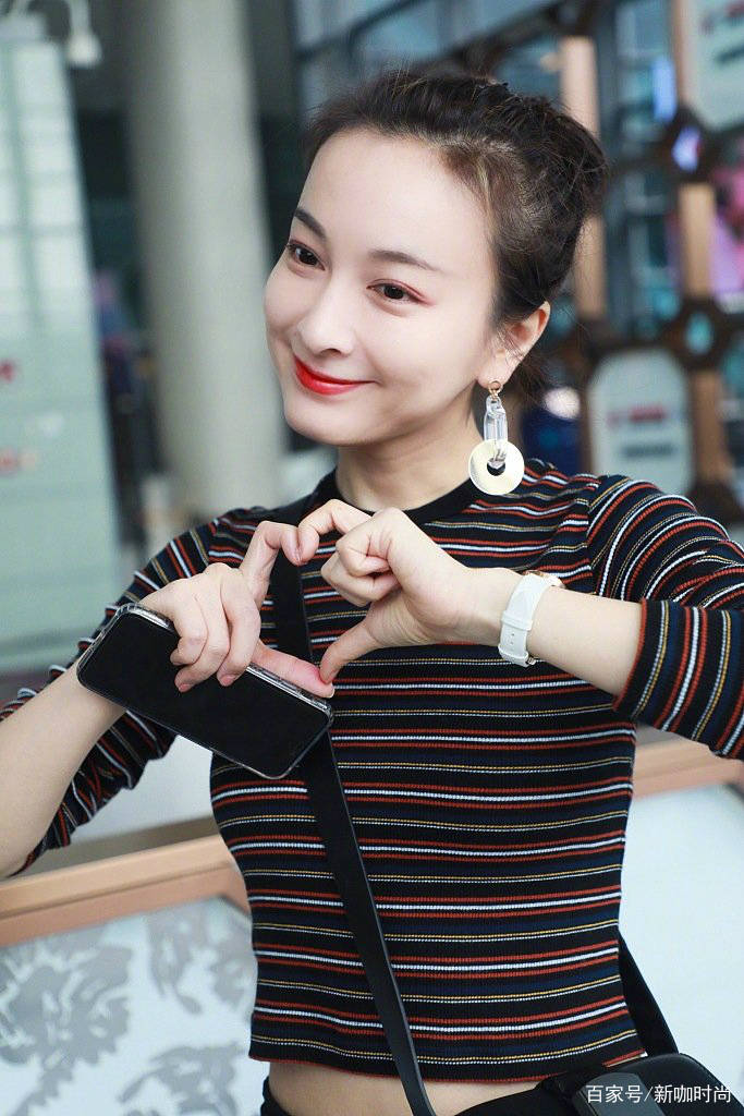 杨幂|36岁吴昕现机场，大胆挑战baby、杨幂穿法，效果出乎意料！