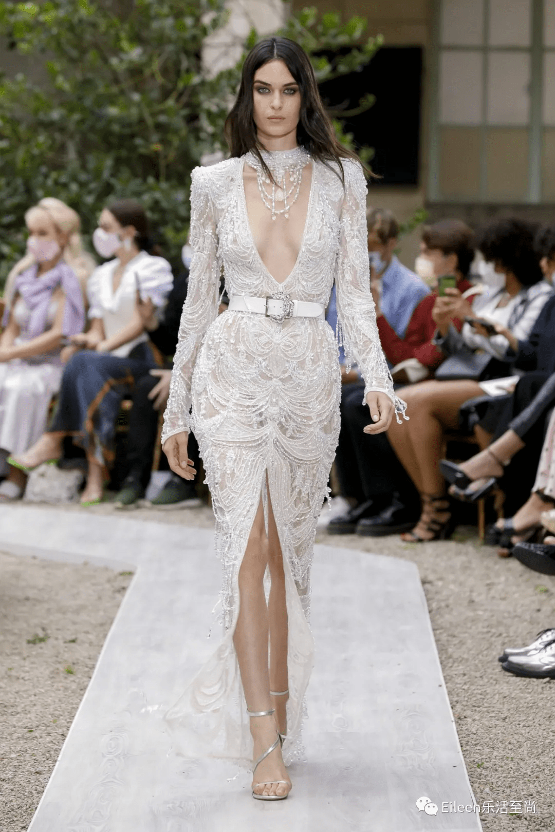 花朵|女星内卷必争？这场撒钱的盛宴到底有什么好看？