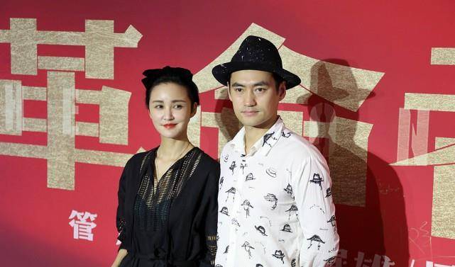 一身|张歆艺在老公袁弘身边也不省心，一身轻薄的上衣，露出打底很自然