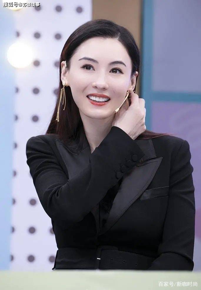 大气|40岁张柏芝，头发染半截红，黑西装配俏皮内搭，美得让人心动！