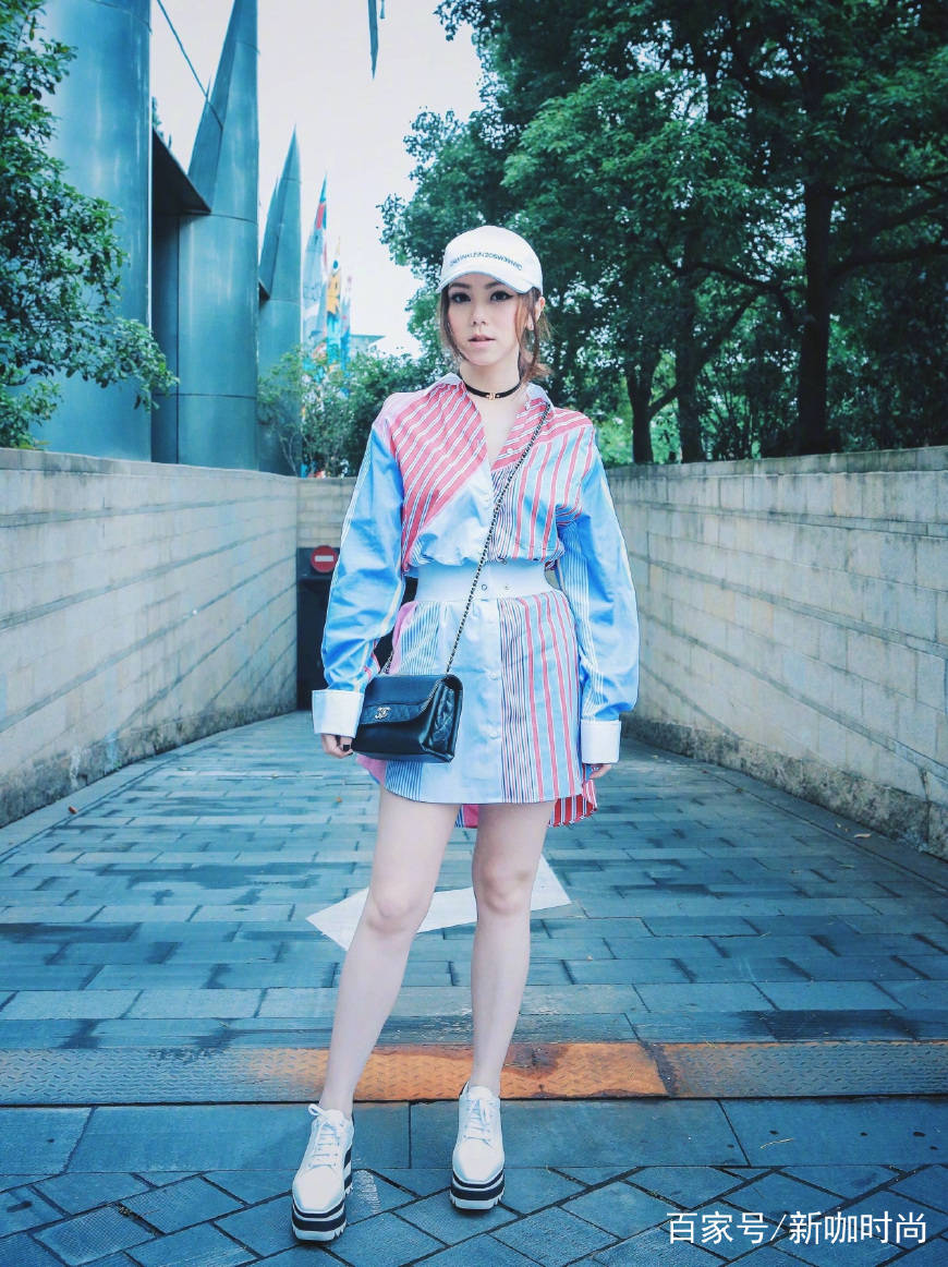 好身材|邓紫棋近照曝光，与妈妈庆祝27岁生日，母女同框似姐妹！